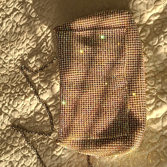 Shiny purse Perfect for a dressy outing - Picture 3 of 12